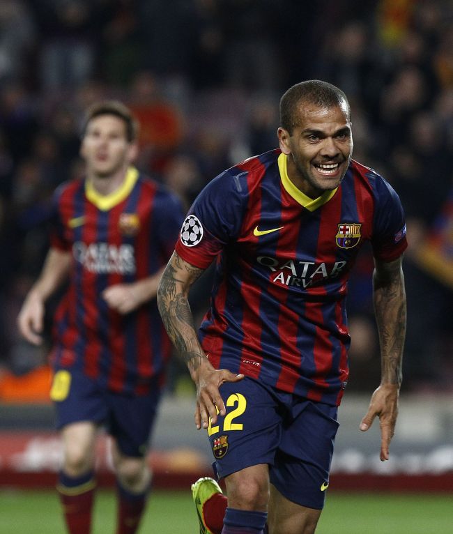 Barcelona’s Dani Alves celebrates his goal on Wednesday. (AFP-Yonhap)