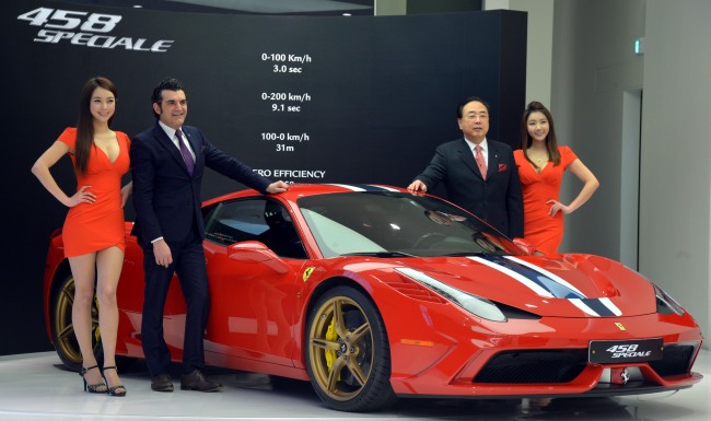 Ahn Jong-won (second from right), CEO of official Ferrari importer Forza Motors Korea, and Donato Romaniello (second from left), Ferrari’s regional director for the Korean market, pose with the Ferrari 458 Speciale, a new high-performance version of the Ferrari 458 Italia supercar, during a launch event in Seoul. (Kim Myung-sub/The Korea Herald)