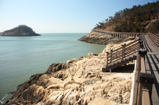 A short “dulle gil” trail curves around one of Seonyudo Island’s most impressive stretches of coastline. (Matthew Crawford/The Korea Herald)