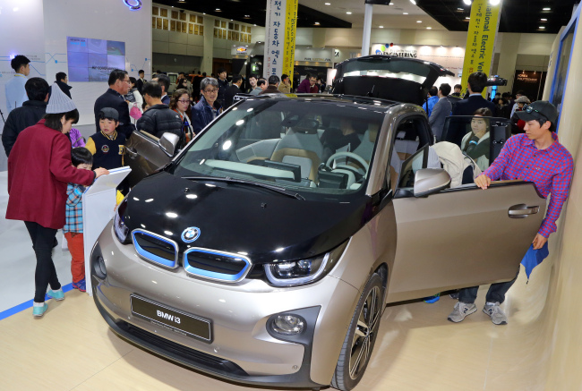 Visitors check out a BMW i3 compact at the International Electric Vehicle Expo held on Jejudo Island on Saturday. (Yonhap)