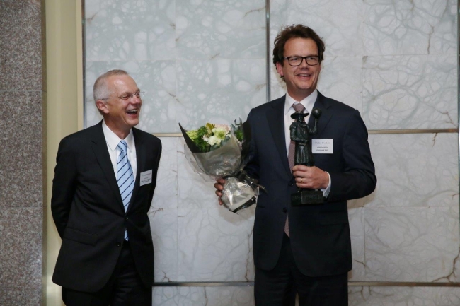 Dutch Ambassador to South Korea Paul Menkveld (left) and Heineken Korea Inc. country manager Jan Arie Smit share a laugh during the 2014 Hamel Trade Award gala dinner for the Dutch business community in Seoul on Wednesday. (Dutch Embassy)