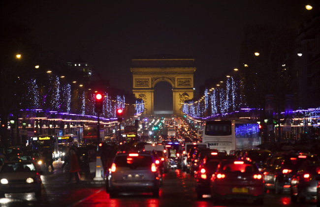 Vehicles stand stationary on the Champs-Elysees near the Arc de Triomphe in Paris. (Bloomberg)