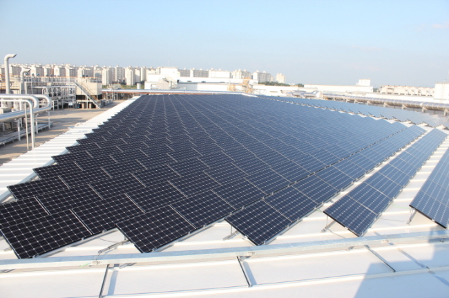 The rooftop solar power system at LG Chem’s Ochang plant, North Chungcheong Province. (LG Group)