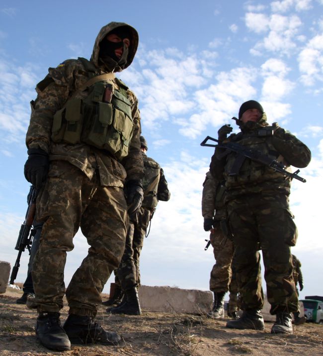 Ukrainian guards patrol the road on the administrative border of Crimea and Ukraine on Monday. (AFP-Yonhap)