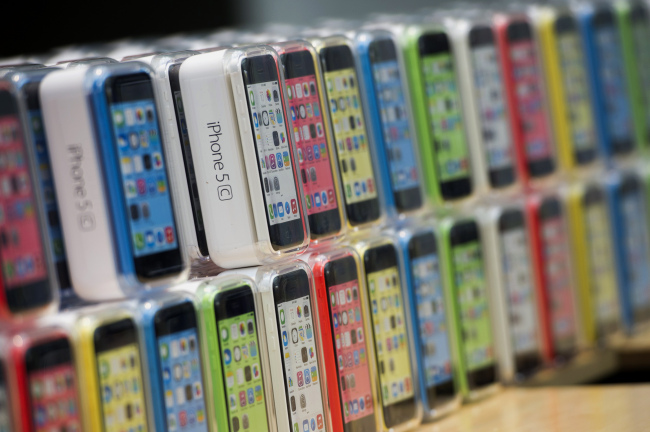 Apple Inc.’s iPhone 5C devices are displayed at the company’s store in Palo Alto, California. (Bloomberg)