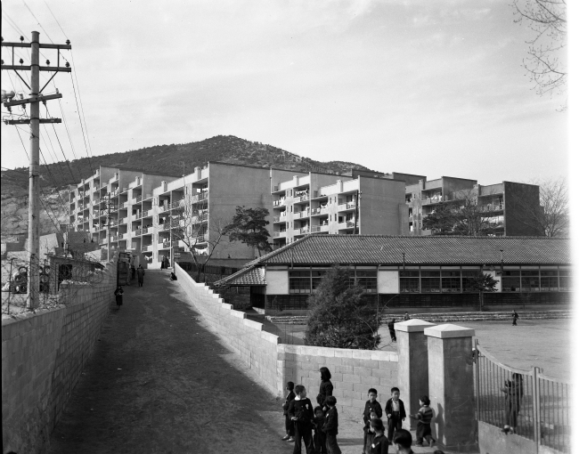 Jongam Apartments, the first apartment complex built in Seoul in 1958. (Seoul Museum of History)