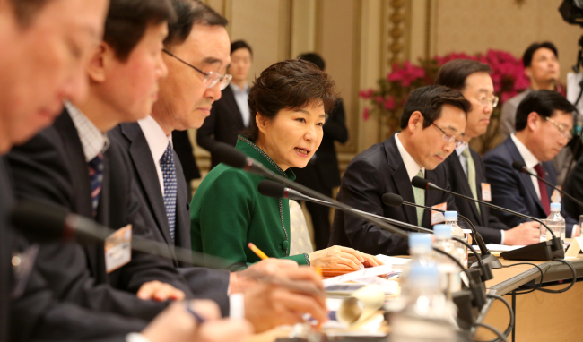 President Park speaks during a nationally televised meeting with regulators and businesses. (Yonhap)