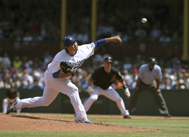 The Los Angeles Dodgers' starting pitcher Ryu Hyun-jin (left) pitches on first during the second game of their two-game Major League Baseball opening series at the Sydney Cricket Ground in Sydney, Sunday. (AP-Yonhap)