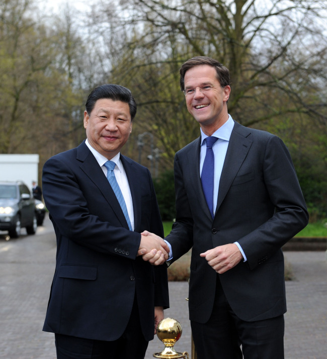 Chinese President Xi Jinping (left) shakes hands with Dutch Prime Minister Mark Rutte ahead of their talks, in The Hague, the Netherlands, Sunday. (Xinhua-Yonhap)