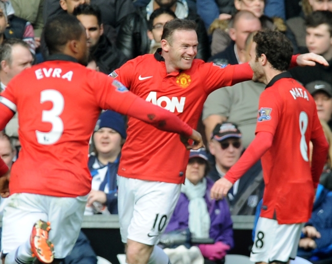 Manchester United's Wayne Rooney celebrates with Juan mata, right, and Patrice Evra after scoring against West Brom during the English Premier League soccer match between West Bromwich Albion and Manchester United at The Hawthorns Stadium in West Bromwich, England, Saturday, March 8, 2014. (AP-Yonhap)