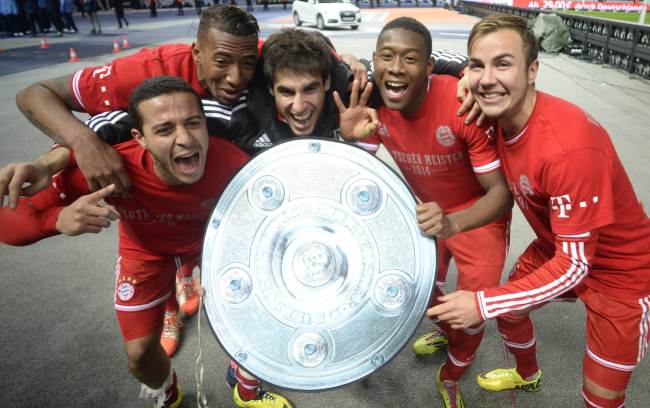 Bayern players celebrate after winning the Bundesliga on Tuesday. ( AP-Yonhap)