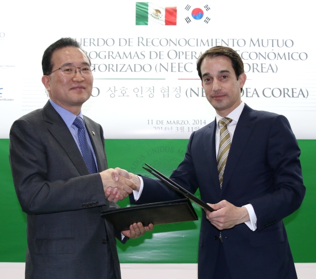 Korea Customs Service Commissioner Baek Un-chan (left) shakes hands with Alejandro Chacon Dominguez, Mexico’s general customs administrator, after the two sides agreed to sign a customs agreement in March 2014. (KCS)