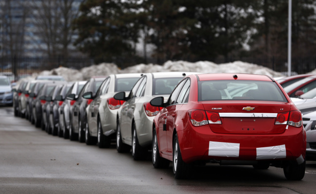 General Motors Co.vehicles sit on the lot at a dealership in Southfield, Michigan. (Bloomberg)