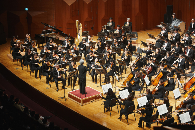 An orchestra plays as part of Hanwha’s annual symphony festival at Seoul Arts Center in 2013. (Hanwha Group)