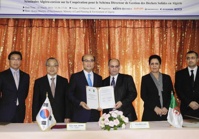 Korean Vice Environment Minister Jeong Yeon-man (third from left) and Algeria’s Vice Minister of Town Planning and Environment Bashar Mohammed (third from right) pose after signing a memorandum of understanding on an environmental partnership in Algiers, Algeria, Tuesday. ( Daewoo E&C)