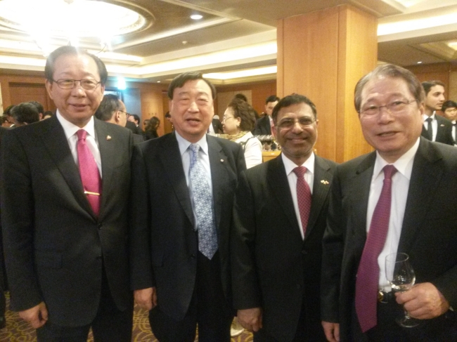 Omani Ambassador to South Korea Mohamed Salim Alharthy (second from right) poses with Korean VIPs during “Omani Night” at a hotel in Seoul on Tuesday. From left: Rep. Ahn Hong-joon of Saenuri Party, chairman of the Foreign Affairs and Unification Committee in the National Asembly; Lee Beom-hee, vice-chairman and CEO of LG International; Alharthy; and Yu Myung-hwan, chairman of Daeyang Foundation. (Philip Iglauer/The Korea Herald)