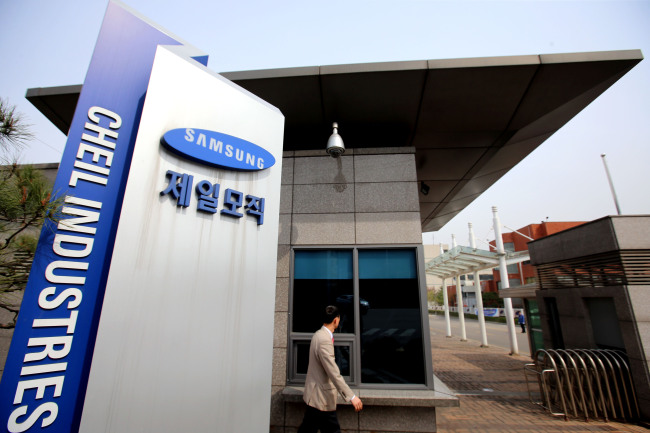 A man walks past the Cheil Industries head office building in Seoul. (Yonhap)