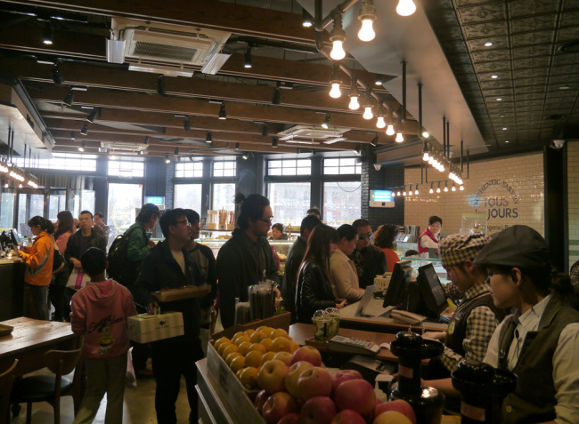 Customers enjoy brunch at Tous Les Jours Boulangerie & Bistro in Wangjing district, Beijing, Monday. (CJ Foodville)