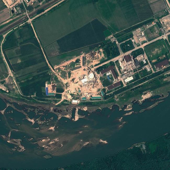 This file satellite image taken on August 6, 2012 and provided by GeoEye on Aug. 22, 2012 shows the Yongbyon Nuclear Scientific Research Center in North Korea. North Korea appears to have restarted a reactor that produces plutonium, making good on threats to boost its stockpile of nuclear weapons, U.S. analysts said on Sept. 11. (AFP-Yonhap)