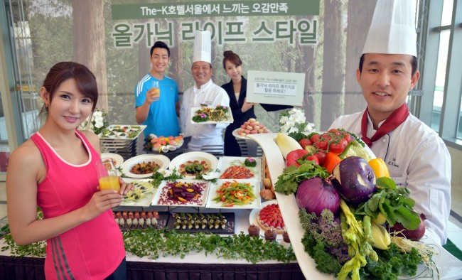 Models and chefs pose with organic food during a special event for the K-Style Design Festival at The-K Seoul Hotel in Seocho-gu, southern Seoul, Wednesday. Jointly hosted by the Seoul Design Foundation and Herald Media, the festival kicks off on Friday for three days under the theme of “eco-friendly design.” (Kim Myung-sub/The Korea Herald)