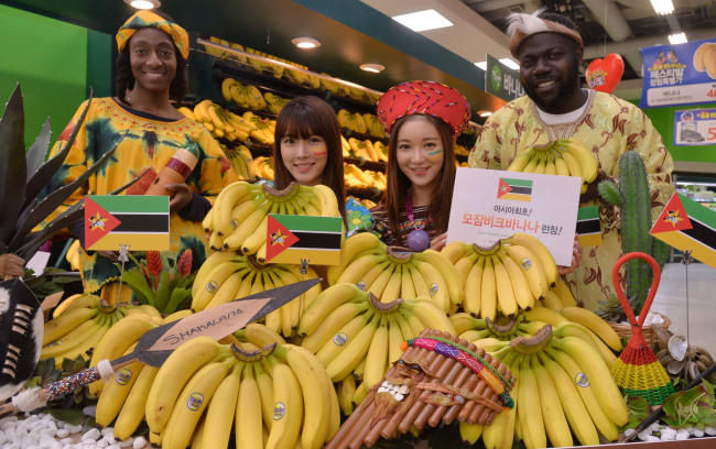 Models show bananas from Africa at Homeplus’ outlet in Yeongdeungpo, Seoul on Wednesday. The discount store chain said bananas grown in Africa contained more sugar and cost about 20-30 percent less than those from Southeast Asia. (Lee Sang-sub/The Korea Herald)