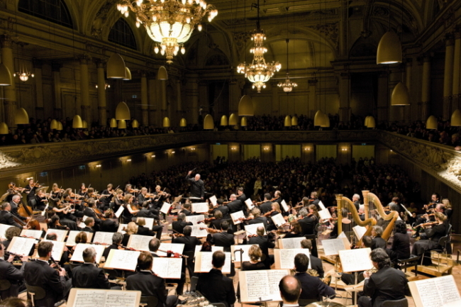Zurich Tonhalle Orchestra and its principal conductor David Zinman (Vincero)