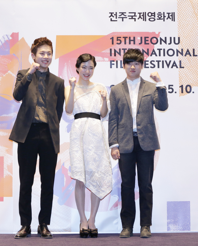 From left: Park Jeong-min, Sohn Soo-hyeon and Lee David, who star in Ryu Seung-wan, Kim Tae-yong and Han Ji-seung’s omnibus film “Mad Sad Bad,” this year’s opener for the Jeonju International Film Festival, pose for a photo during a press conference in Seoul on Thursday. ( CJ E&M)