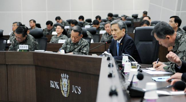 Defense Minister Kim Kwan-jin presides over a meeting of top military brass to enhance air defense on Monday. (Yonhap)