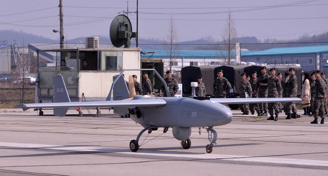 South Korea’s unmanned reconnaissance aircraft Songgolmae lands during a test flight at an army base in Gyeonggi Province on Tuesday. (Lee Sang-sub/The Korea Herald)