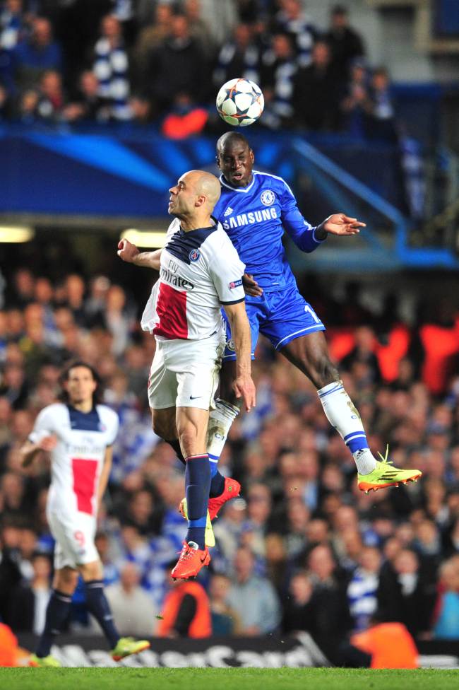 Chelsea’s Demba Ba (right) and PSG’s Alex Costa vie for the ball on Tuesday. (AFP-Yonhap)