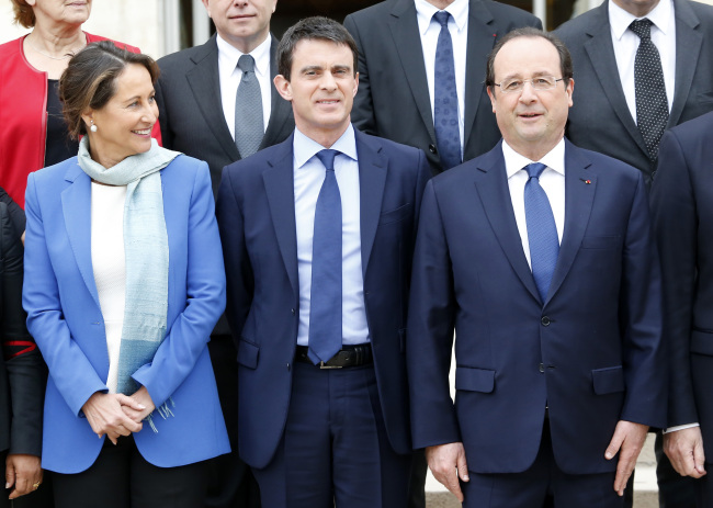 French President Francois Hollande (right), new French Prime Minister Manuel Valls (center) and Environment and Energy Minister Segolene Royal pose during the weekly cabinet meeting at the Elysee Palace in Paris on April 4. (AP-Yonhap)