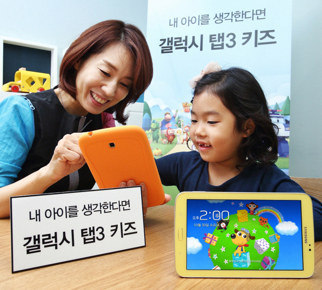 A mother and child use the Samsung Galaxy Tab 3 Kids. (Samsung Electronics)