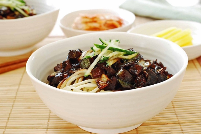 Jajangmyeon (noodles in black bean sauce) (Korean Bapsang)