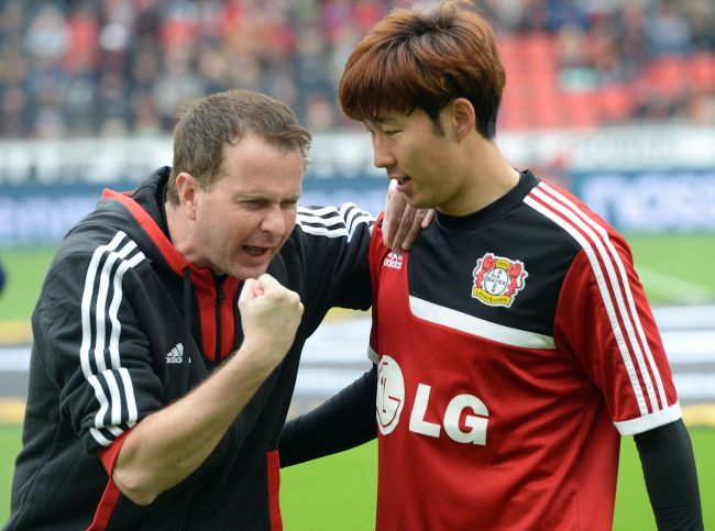 Leverkusen’s new head coach Sascha Lewandowski and striker Son Heung-min talk strategy ahead of their match on Sunday. (AFP-Yonhap)