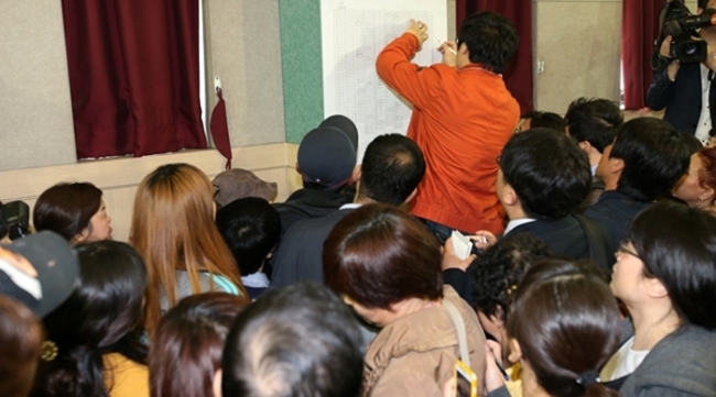 Parents of Danwon High School in Ansan, Gyeonggi Province are eagerly trying to see the list of confirmed survivors. 325 students were on board of ferry ‘Sewol’ for their trip to Jeju island.