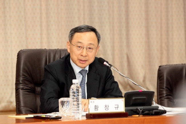 KT CEO Hwang Chang-gyu speaks during a meeting with CEOs and presidents of the mobile carrier`s affiliates on Thursday. KT