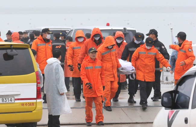 A recovered body is taken to a hospital in Jindo on Friday. (Yonhap)