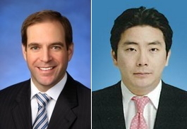(From left) Mark Wuscher, managing director and head of global transaction services, Bank of America Merrill Lynch in Seoul Shin Jin-wook, branch manager ... - 20140422001560_0