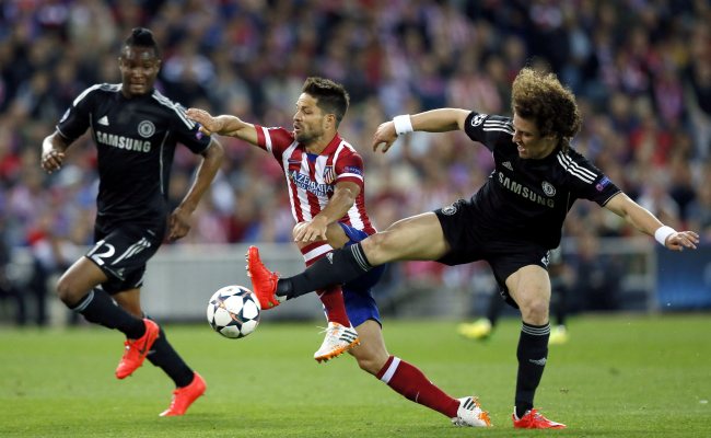 Atletico Madrid’s Diego Ribas (center) vies for the ball with Chelsea’s John Obi Mikel (left) and David Luiz. ( EPA-Yonhap)