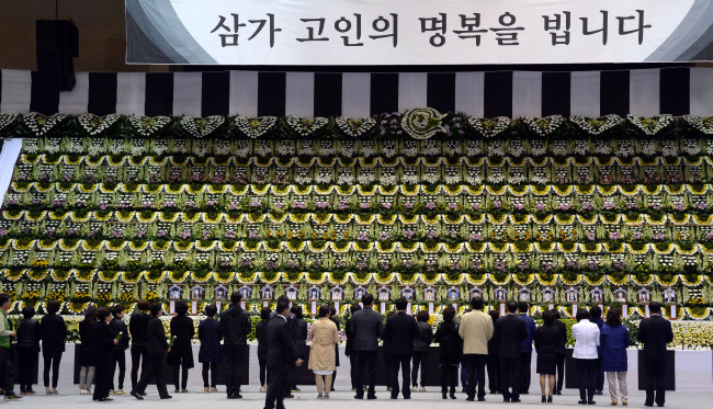 Mourners pay respects to the ferry victims at a temporary memorial altar in Ansan, Gyeonggi Province, Wednesday. An official memorial altar will be installed next Tuesday. ( Ahn Hoon/The Korea Herald)