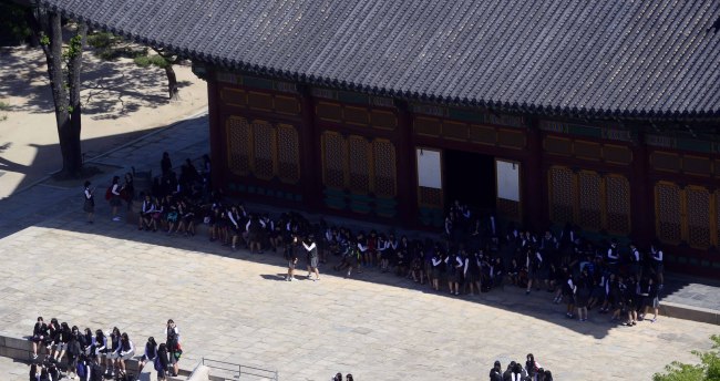 High school students participate in a field trip to Deoksugung Palace, Seoul, in this undated file photo. (Park Hae-mook/The Korea Herald)