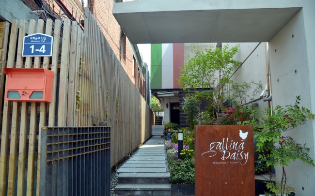 Gallina Daisy opened this April in Seoul’s Tongin-dong near Gyeongbok Palace. (Kim Myung-sub/The Korea Herald)