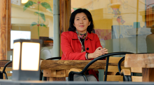Sohn Ji-ae, former president and CEO of Arirang TV and Radio, poses at a cafe in Insa-dong, Seoul, on April 17. (Yoon Byung-chan/The Korea Herald)