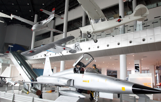 The Air Zone at the Jeju Aerospace Museum, which opened Friday on Jejudo Island, displays a history of the nation’s aviation industry. (Yonhap)