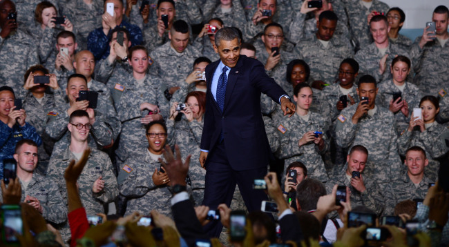 U.S. President Barack Obama walks toward a podium to deliver a speech to U.S. military personnel at the Yongsan Garrison, Seoul, Saturday. (Lee Sang-sub/ The Korea Herald)