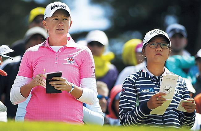 Stacy Lewis (left) and Lydia Ko prepare to hit from the third tee of the Lake Merced Golf Club during the Swinging Skirts LPGA Classic tournament in Daly City, California, Saturday. (AP-Yonhap)