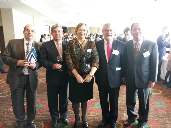 Argentine Ambassador to South Korea Jorge Roballo (second from left) poses with other foreign envoys during the “2014 Malbec World Day” wine tasting at a hotel in downtown Seoul on Wednesday. (Philip Iglauer/The Korea Herald)