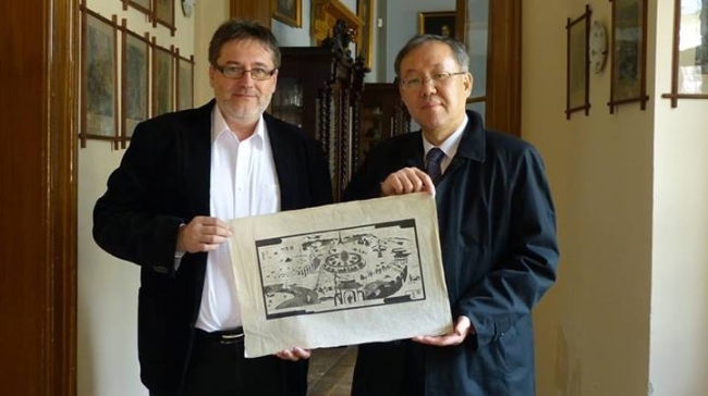 Czech Ambassador to South Korea Jaroslav Olsa Jr. (left) and South Korean Ambassador to the Czech Republic Moon Ha-young hold the newly discovered painting “Weltreise (Trip Around the World)” by early modern Korean artist Bae Un-seong in mid-April at Hruby Rohozec Castle in the Czech Republic. (Czech Embassy)