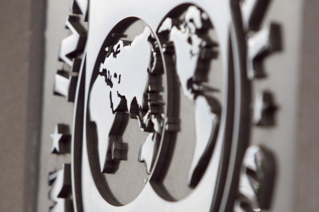 The logo of the International Monetary Fund is displayed at the headquarters in Washington, D.C. (Bloomberg)