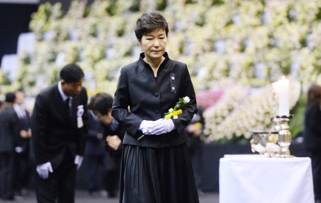 President Park Geun-hye pays tribute at the government's official joint memorial altar for the victims of the sunken ferry Sewol at Ansan Hwarang Park in Ansan, south of Seoul, on Tuesday. (Park Hyun-koo/The Korea Herald)